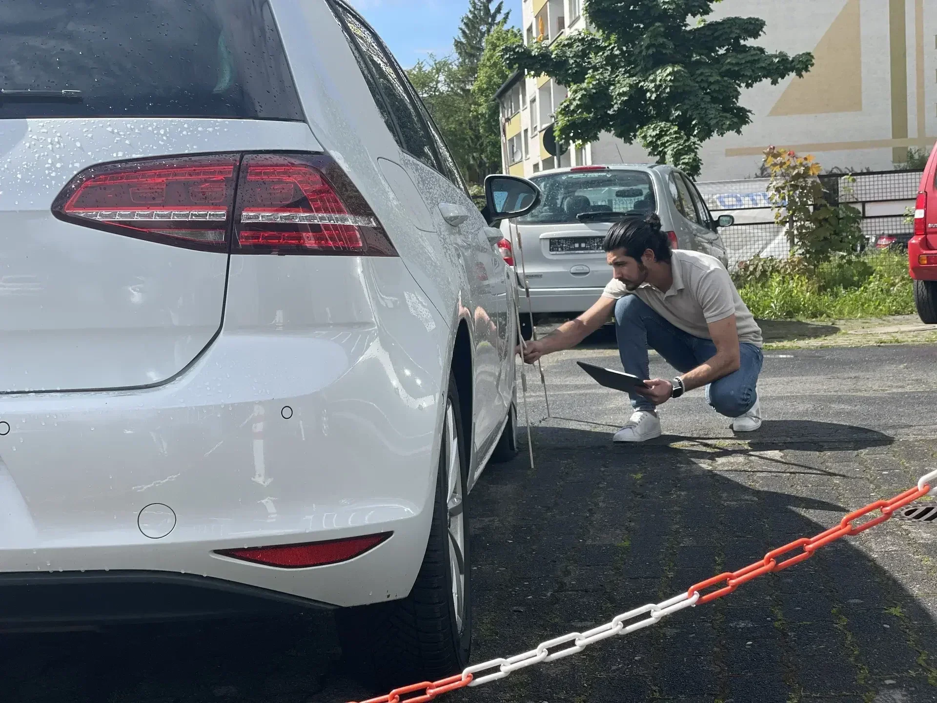 Kfz-Gutachter Arbeitsplatz mit professioneller Fotoausrüstung und Dokumentationstechnik