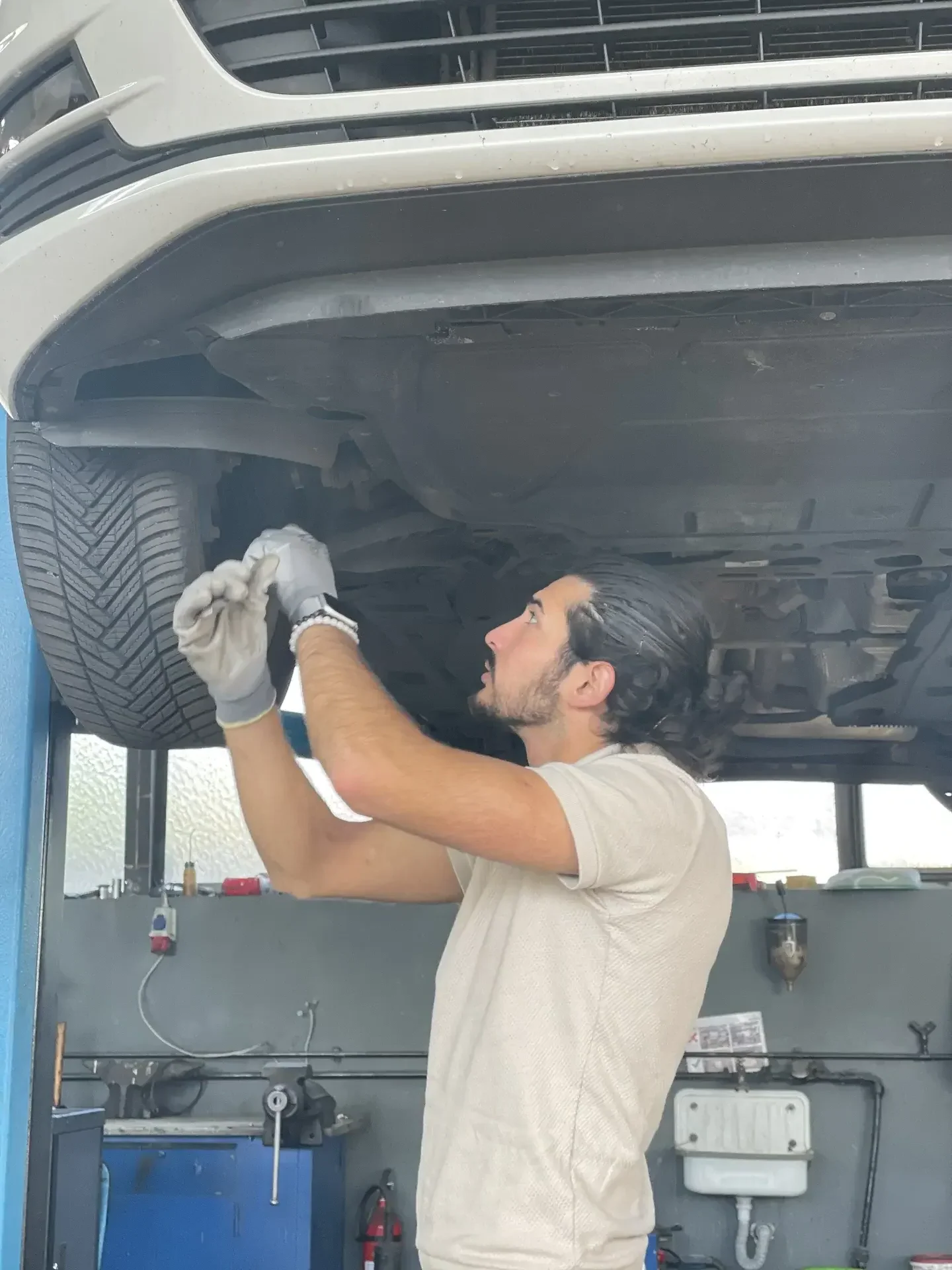 Hebebühne zur Begutachtung von Achsschäden und Unterbodenbeschädigungen - MainPrüfer Hanau